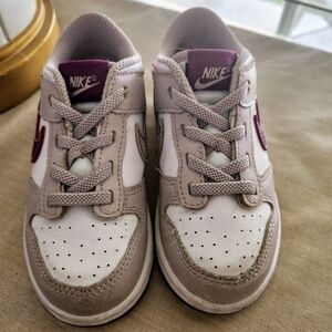 Nike Kids Sneakers in White and Purple